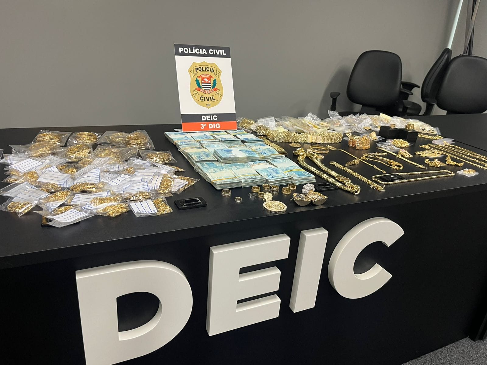 Polícia prende 'joalheiro' do crime organizado em Ferraz e apreende R$ 2,7 mi