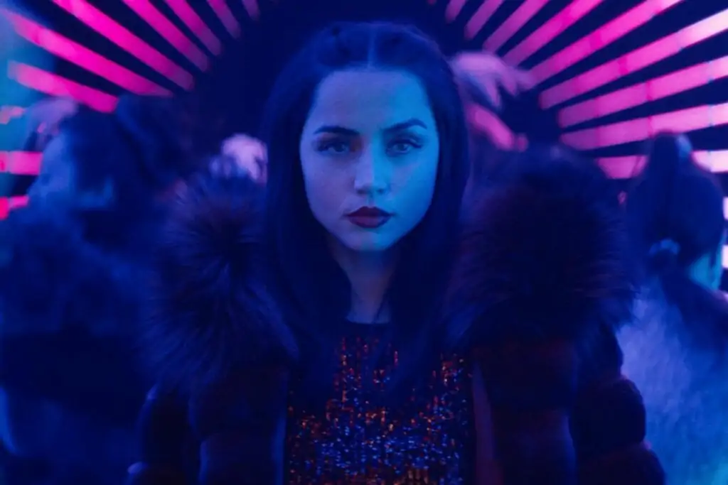 Ana de Armas em um ambiente com luzes neon no filme "Bailarina"