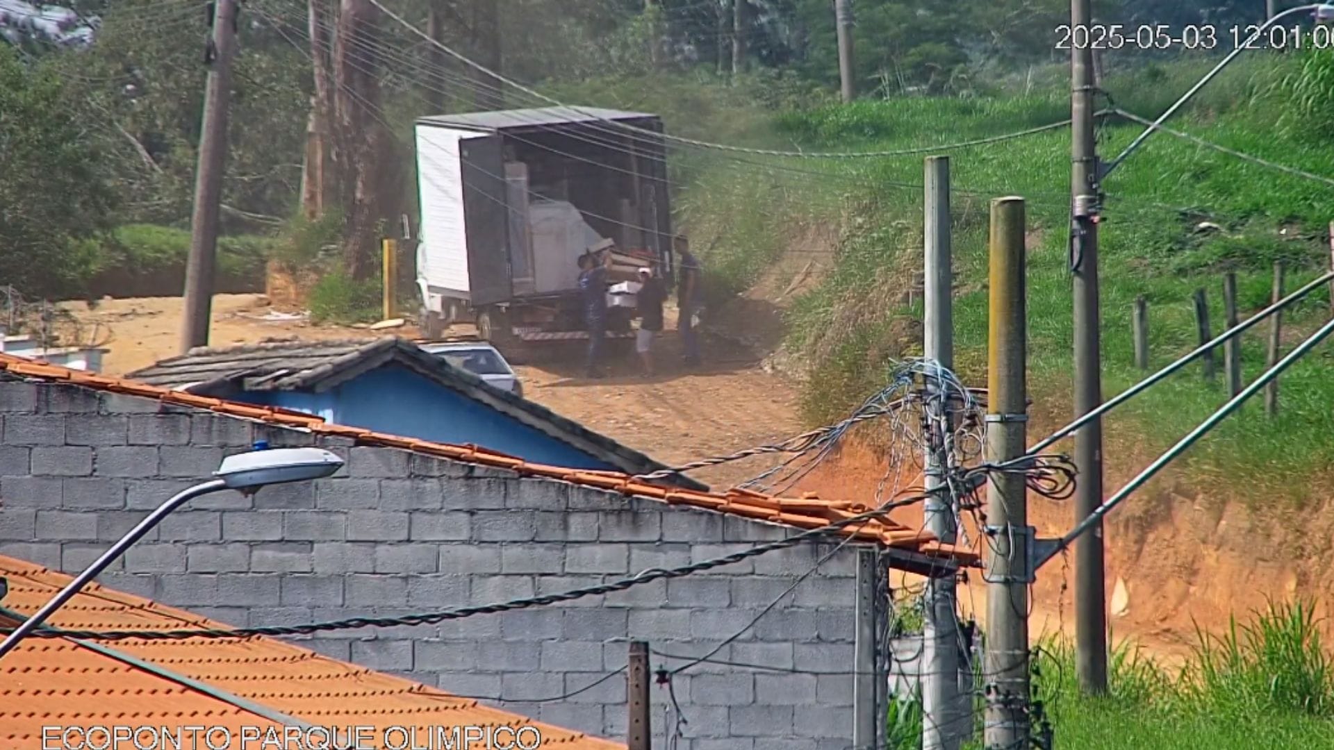 GCM flagra descarte irregular de lixo a poucos metros de Ecoponto em Mogi; vídeo!