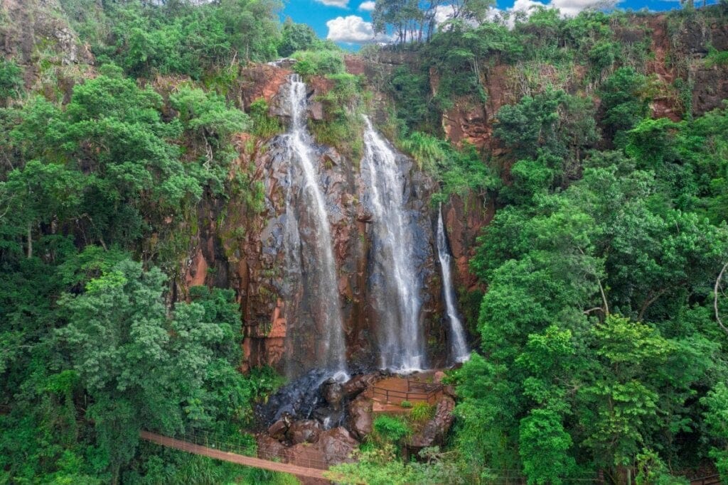 Cachoeira em meio a floresta em Brotas
