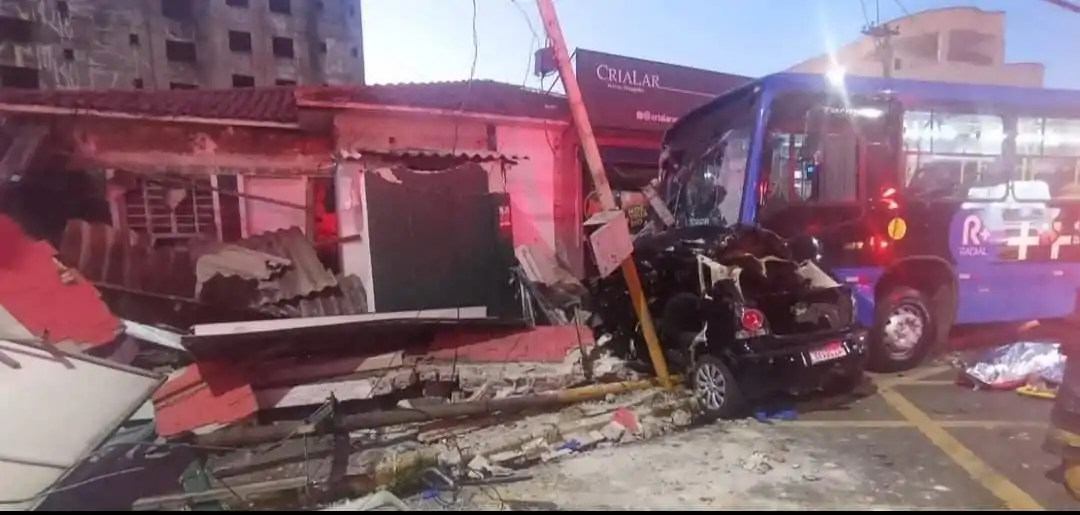 Acidente entre ônibus e carro em Suzano deixa 2 mortos e 6 feridos