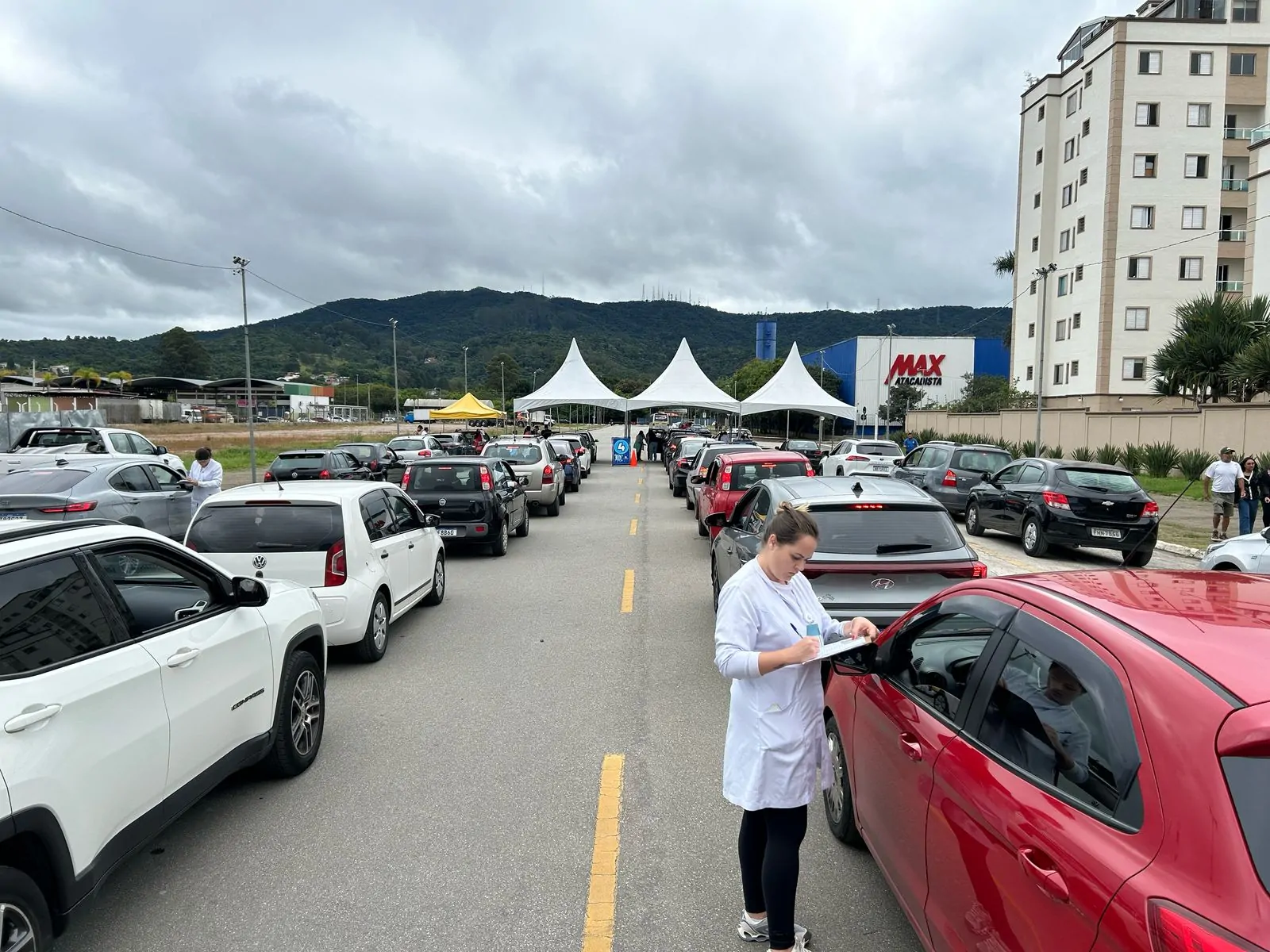 Mogianos formam fila na Avenida Cívica para vacinação contra a gripe
