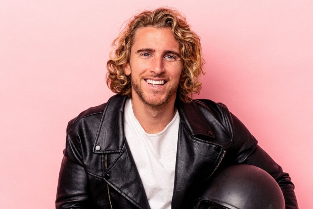Homem loiro com cabelo ondulado