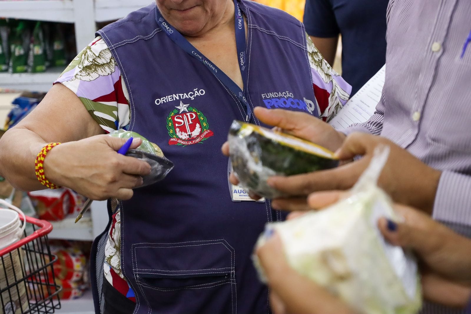 Itaquá realiza ação para alertar comerciantes sobre falsos fiscais do Procon