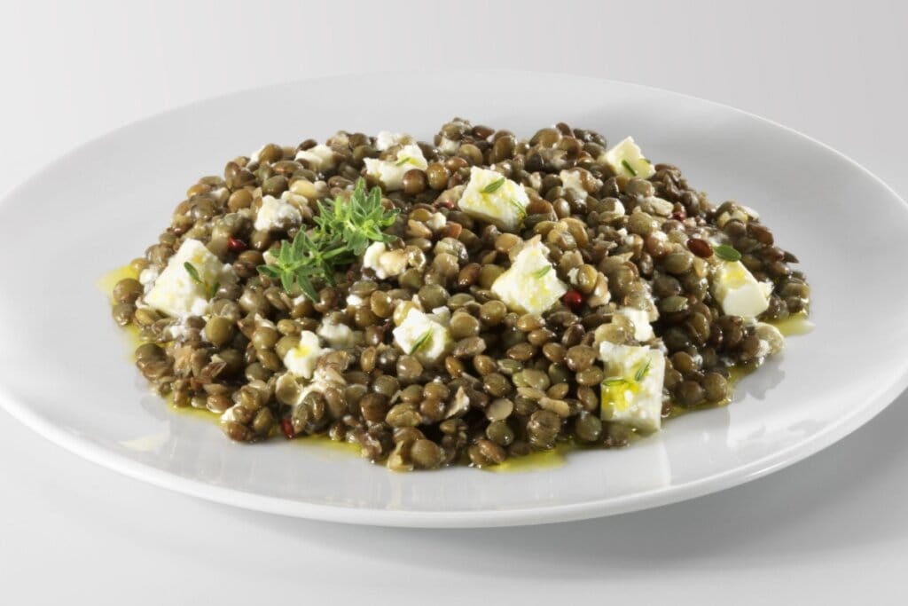 Prato branco com salada de lentilha com tofu