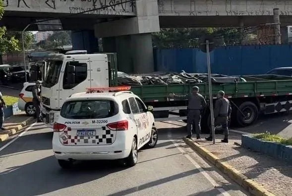 PM recupera caminhão roubado em Guarulhos durante operação em Poá