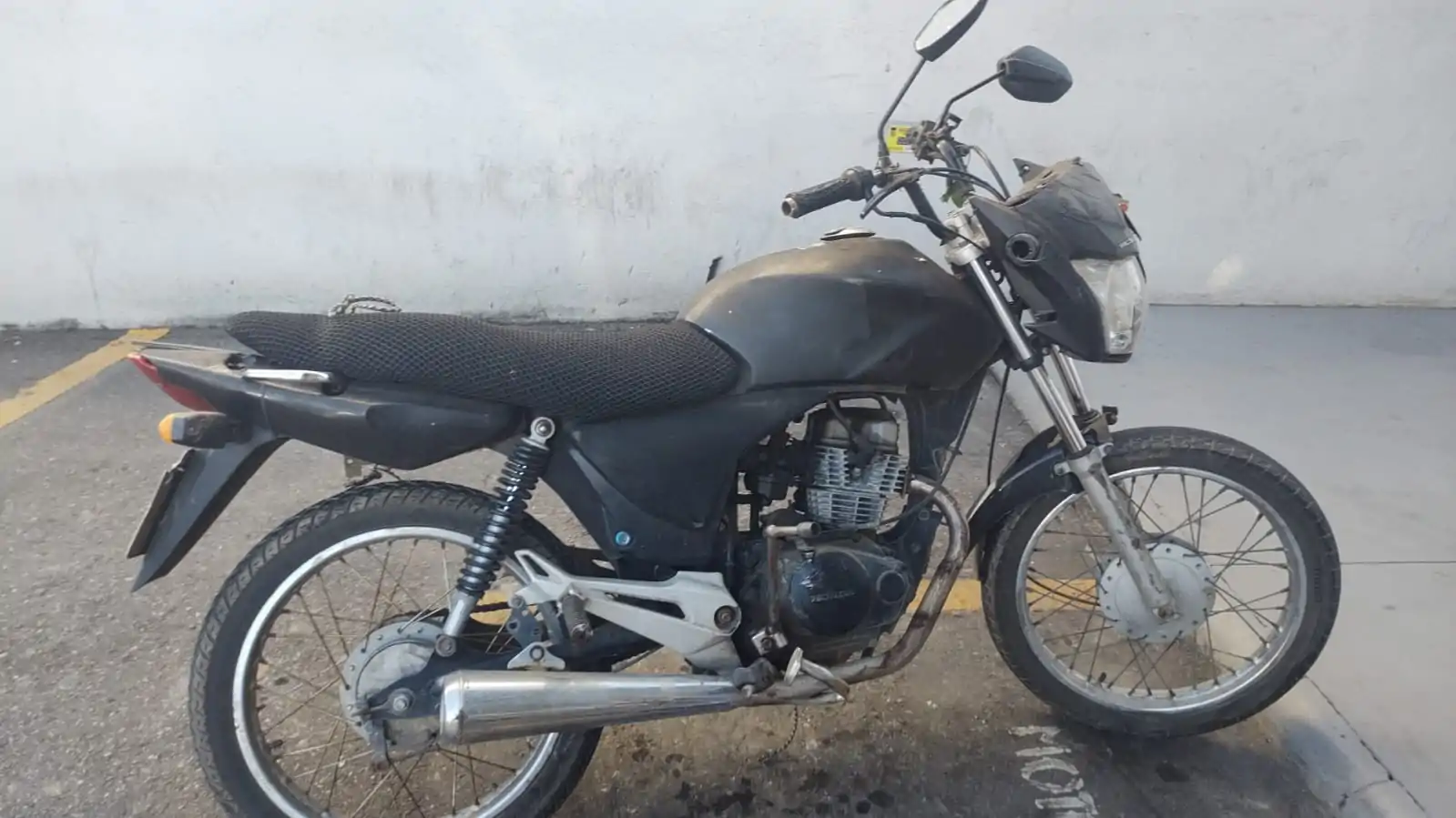 Motociclista sem CNH colide com carro e é flagrado com moto adulterada em Guararema