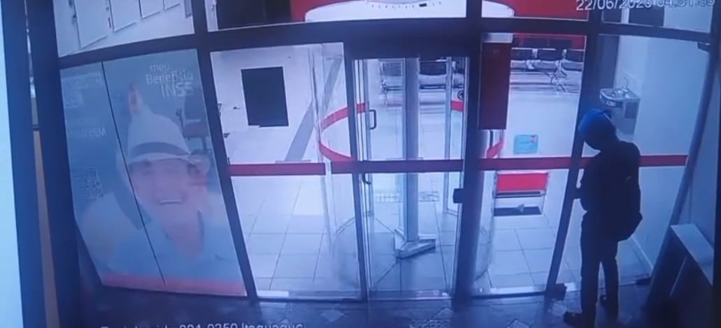 Vídeo: Homem invade agência bancária em Itaquá e é preso durante tentativa de furto