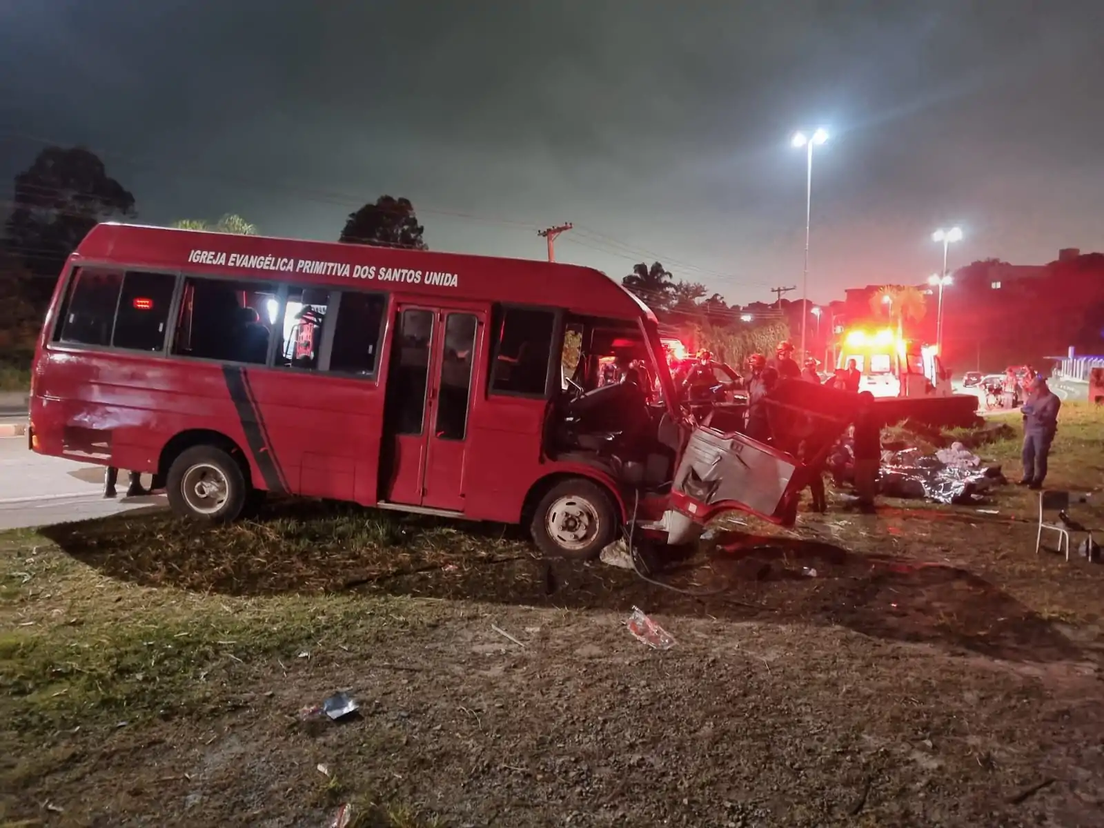 Acidente com micro-ônibus na Mogi-Dutra deixa 14 pessoas feridas, duas em estado grave