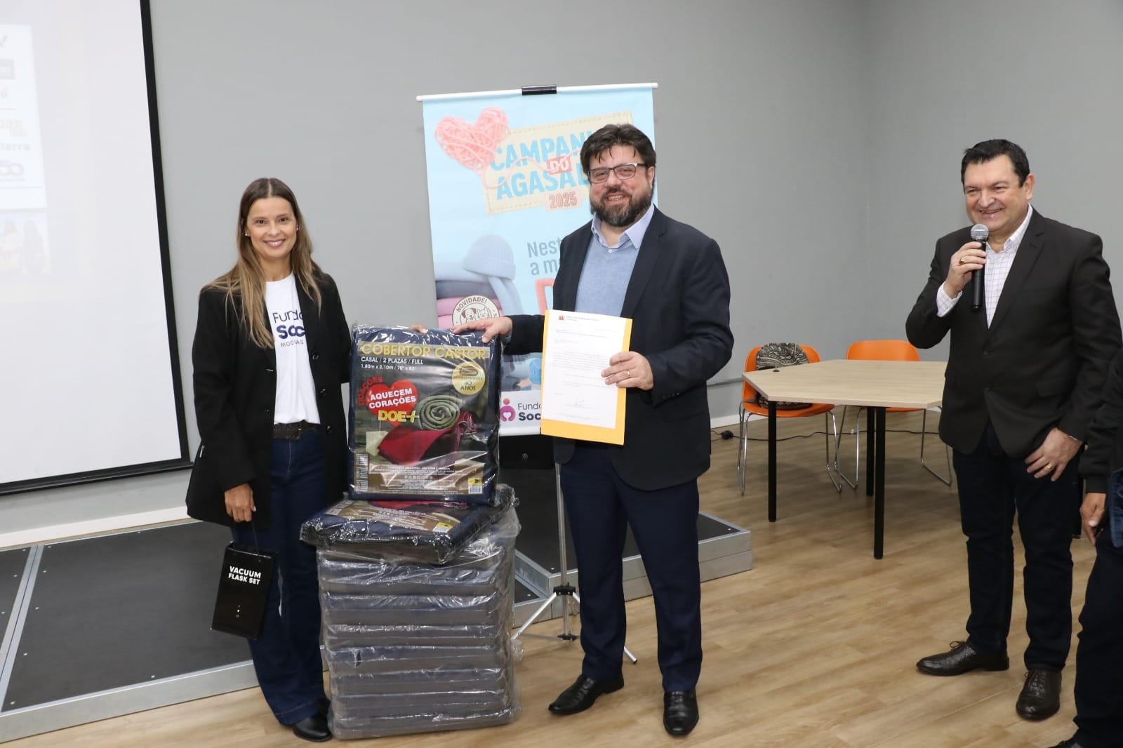 AGFE entrega 500 cobertores ao Fundo Social de Mogi, custeados por empresas associadas