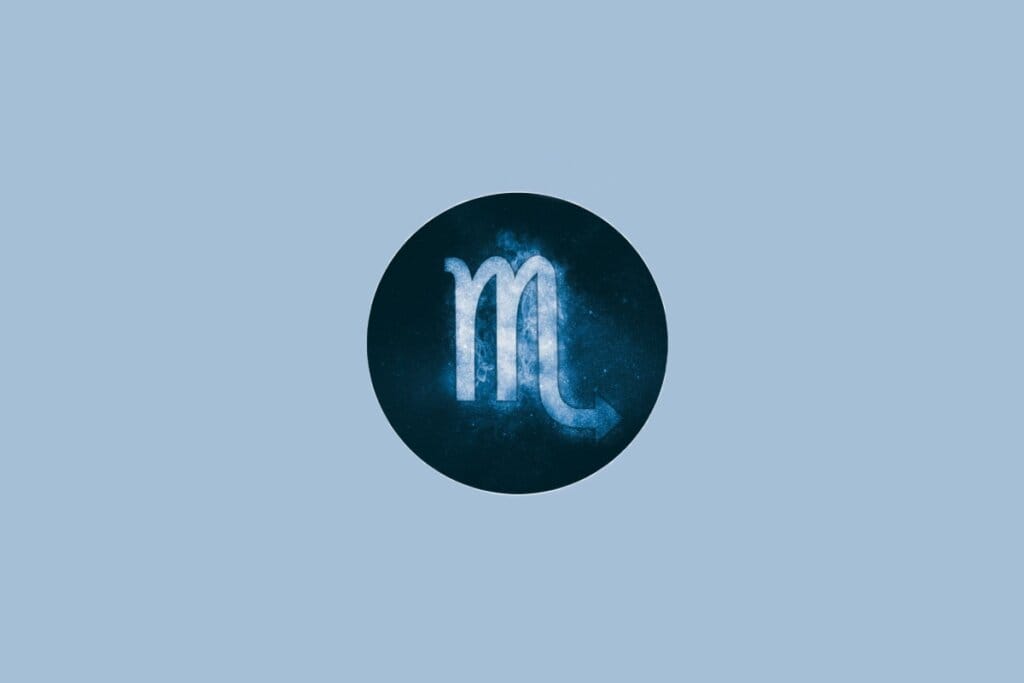 Ilustração do signo de Escorpião, em fundo azulado, com traço curvo parecendo um "M" finalizado por uma seta.