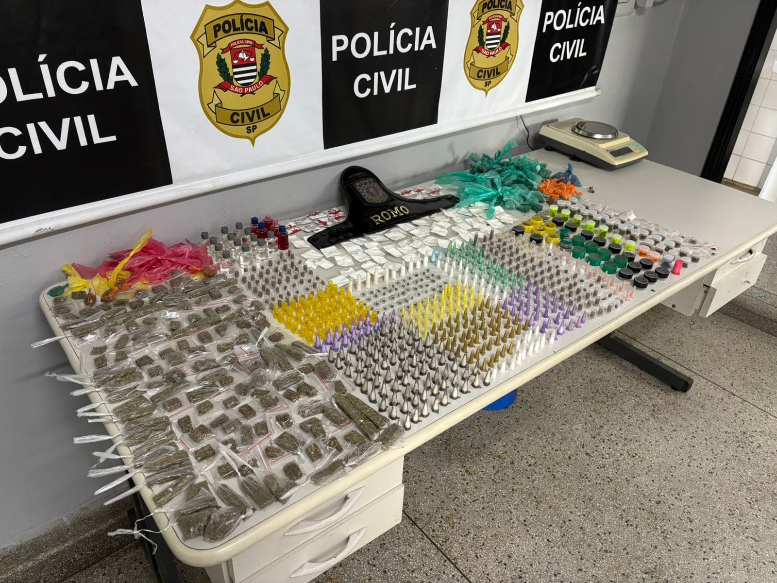 GCM de Suzano apreende 1,3 mil porções de drogas e prende dois suspeitos por tráfico