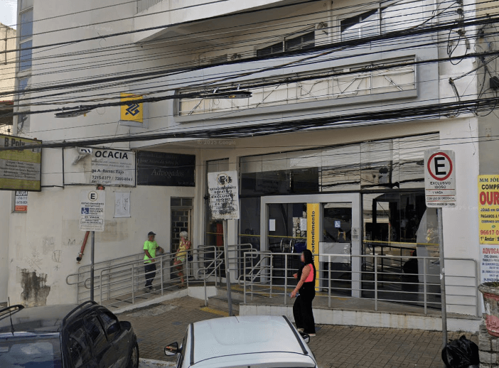 Homem com prótese na perna é impedido de entrar em banco, em Poá