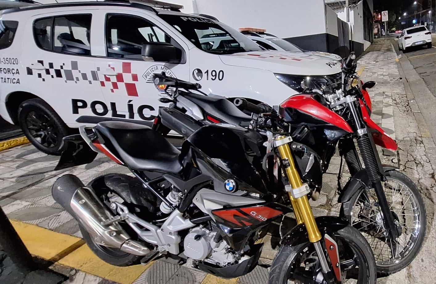 Polícia Militar prende quatro suspeitos e recupera motocicleta roubada, em Suzano