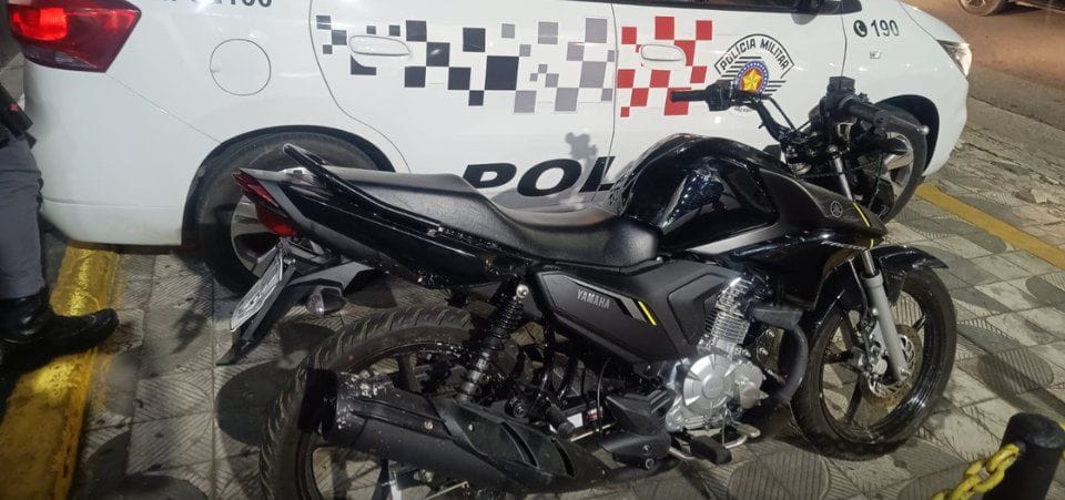 Adolescente é apreendido com moto roubada após tentar fugir da polícia em Suzano