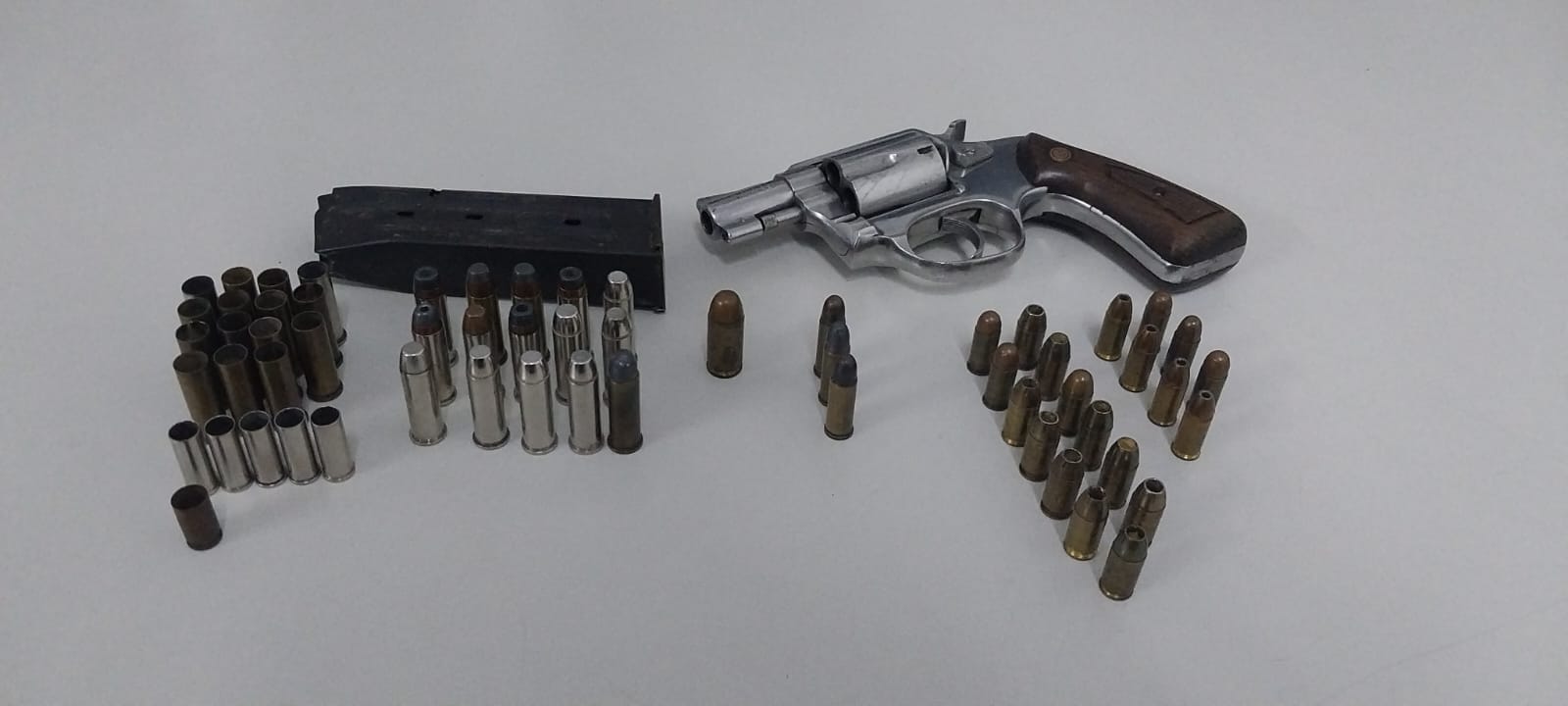 Homem é preso com arma de uso restrito após ameaçar familiares durante churrasco em Itaquá