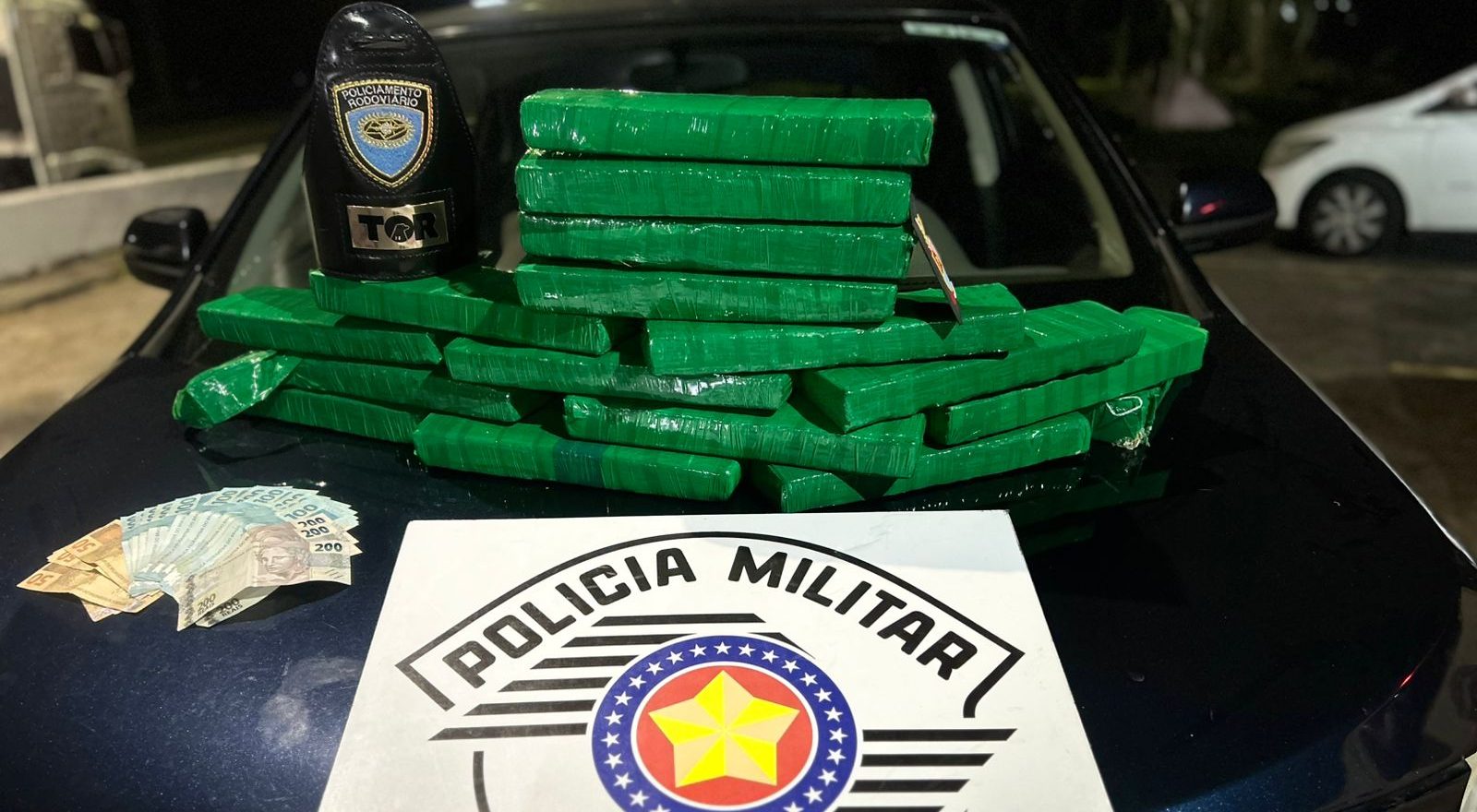 Trio arremessa mochila com 13,6 kg de maconha durante perseguição e é preso na Dutra