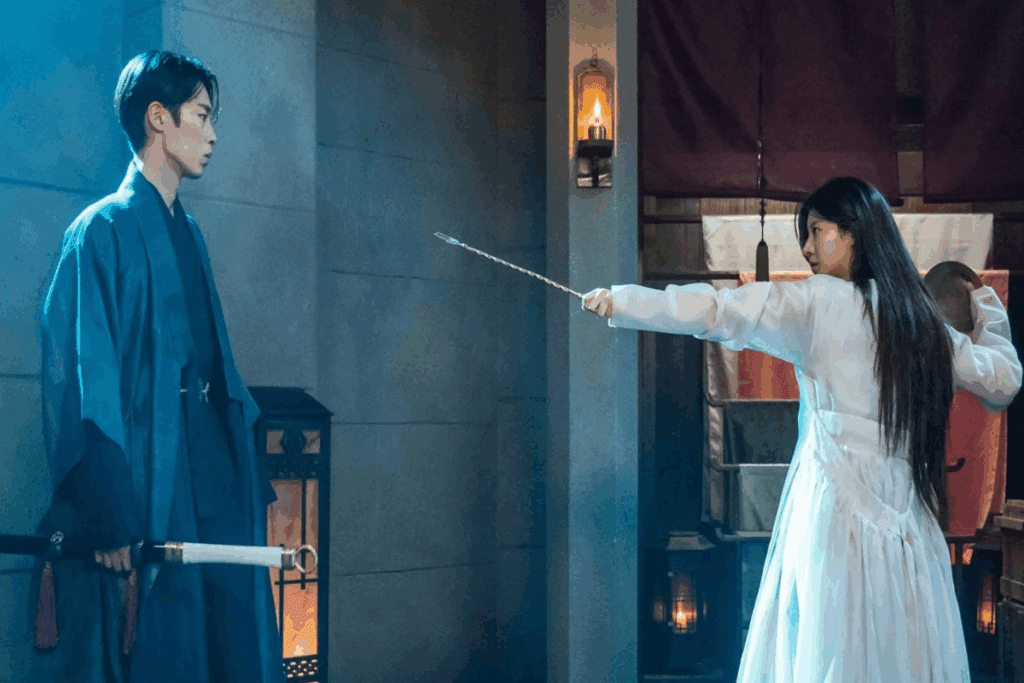 Homem com roupas escuras de época sendo ameaçado por uma mulher com roupas brancas de época com um garfo de ferro na mão