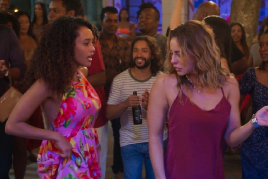 Heleninha e Raquel em uma animada roda de samba em cena da novela Vale Tudo