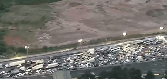 Pedestre morre atropelada a 100 metros de passarela na Ayrton Senna, em Itaquá