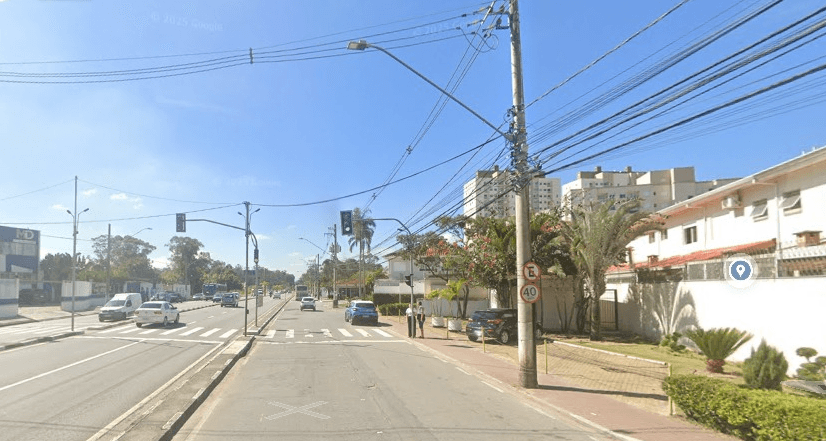 Idoso fica ferido após ser atropelado em avenida de Mogi