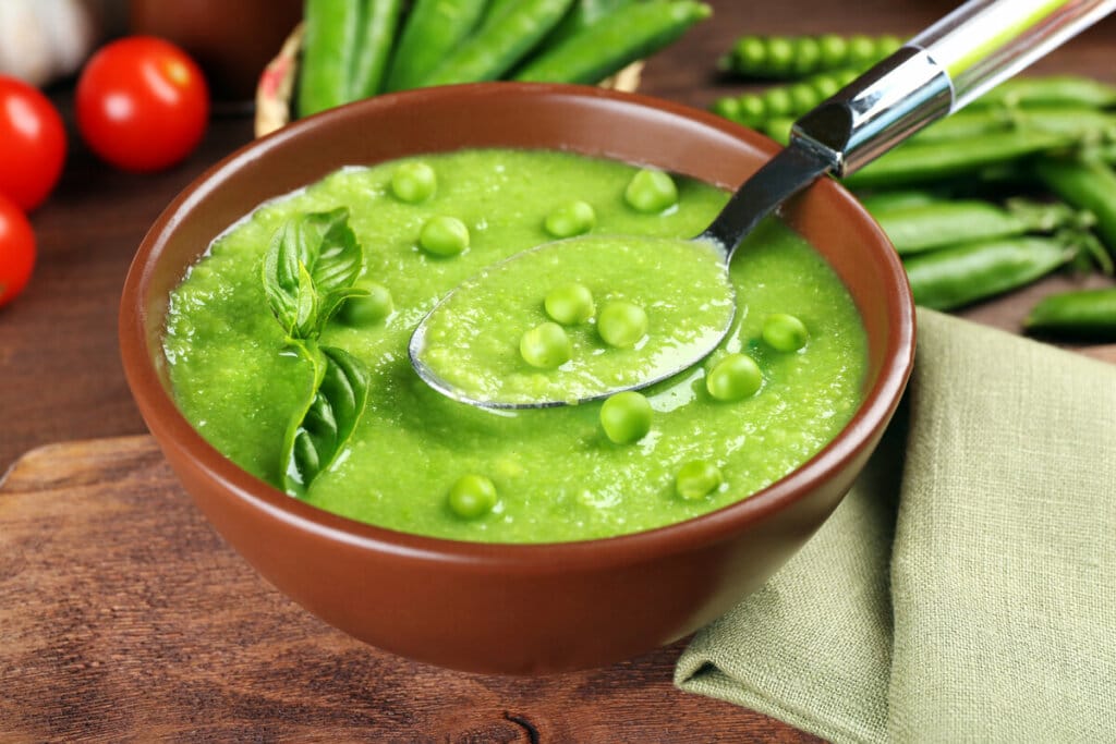 Recipiente marrom com sopa de ervilha