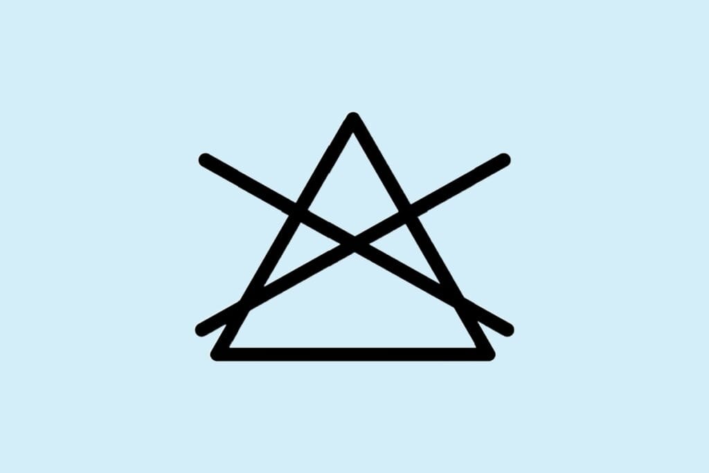 Símbolo de etiqueta de roupa com um triângulo marcado com um x em preto, em fundo azul