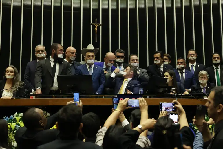 Câmara aprova urgência de projeto que pune quem impedir funcionamento do Legislativo