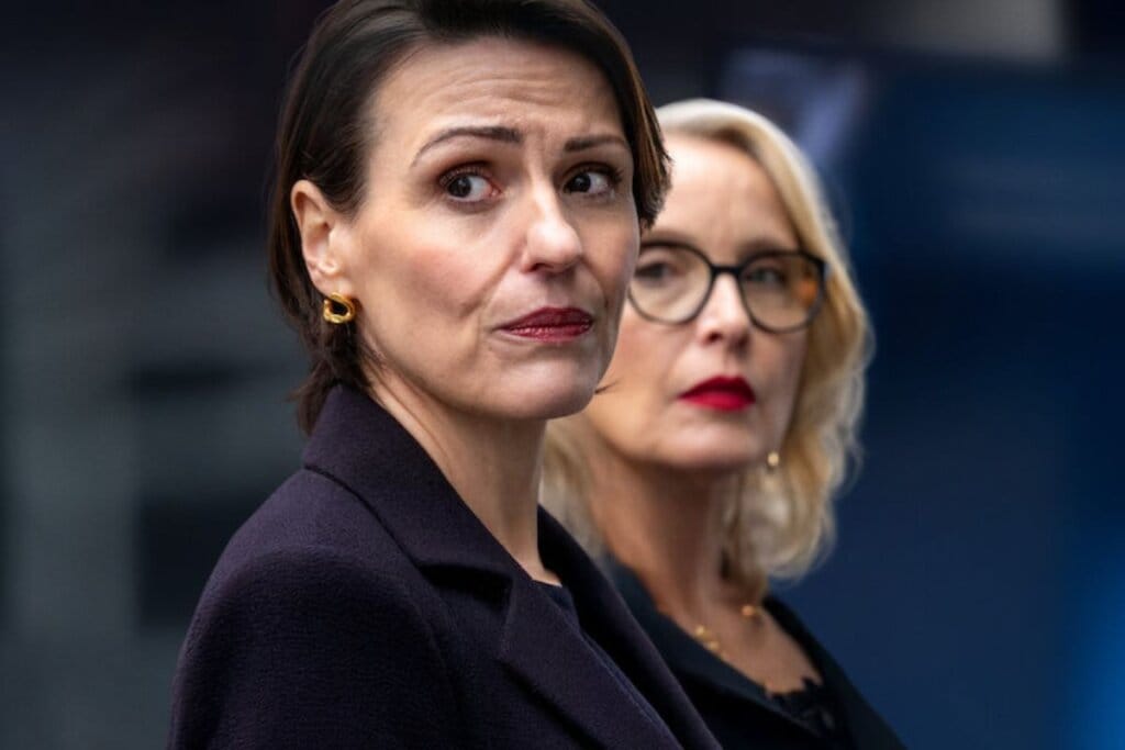 Duas mulheres viradas de lado e olhando para frente na capa da série "Refém"