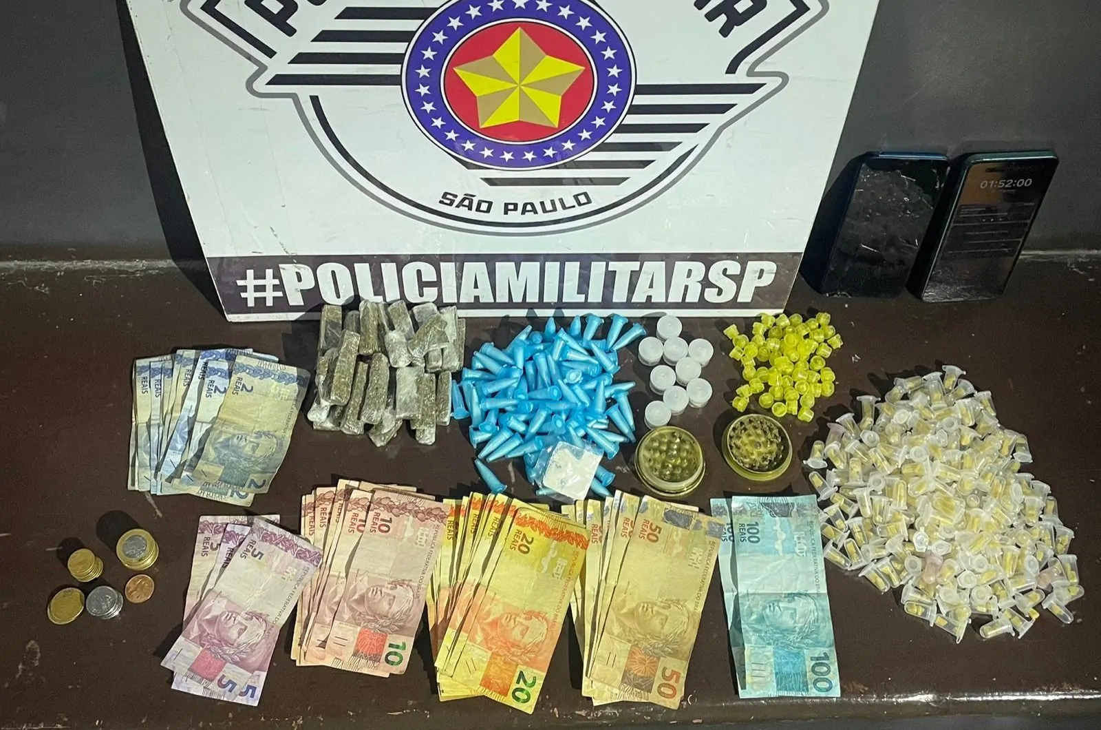 Polícia prende dois por tráfico de drogas e apreende adolescente em Salesópolis