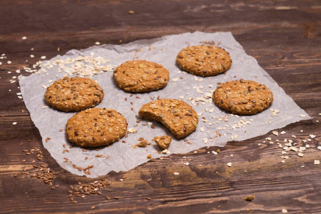 Biscoito de linhaça e aveia em papel-manteiga