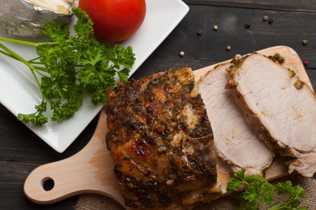 Filé mignon suíno ao curry em tábua de madeira