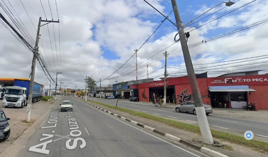 Duas pessoas ficam feridas após carro bater em poste em Mogi das Cruzes