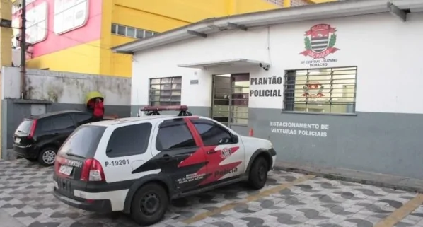 Homem é encontrado morto dentro de porta-malas de carro em Suzano
