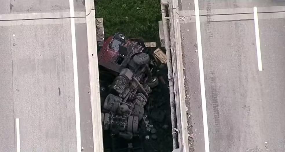 Carreta cai no vão entre as pistas do Rodoanel, em Itaquaquecetuba