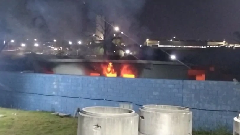 Após incêndio, Semae avalia danos em prédio anexo de estação elevatória em Mogi