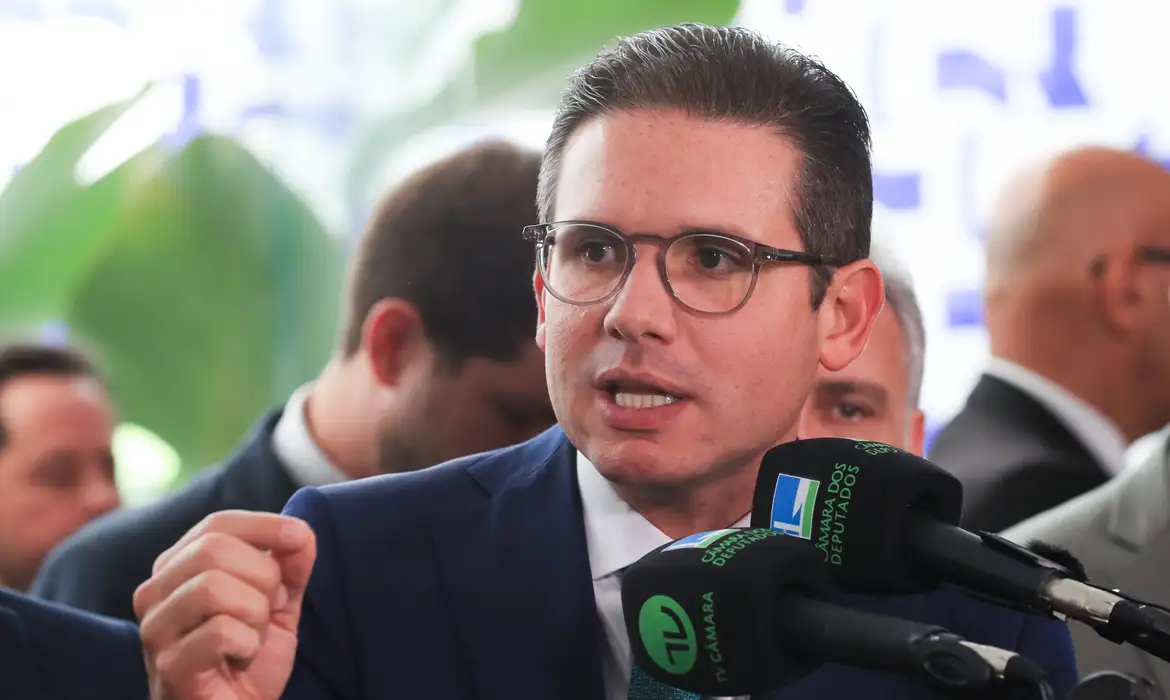 Com fuga de Ramagem, Motta proíbe deputados de votarem do exterior