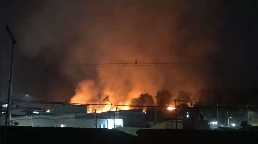 Incêndio atinge área de vegetação na rodovia Mogi-Salesópolis