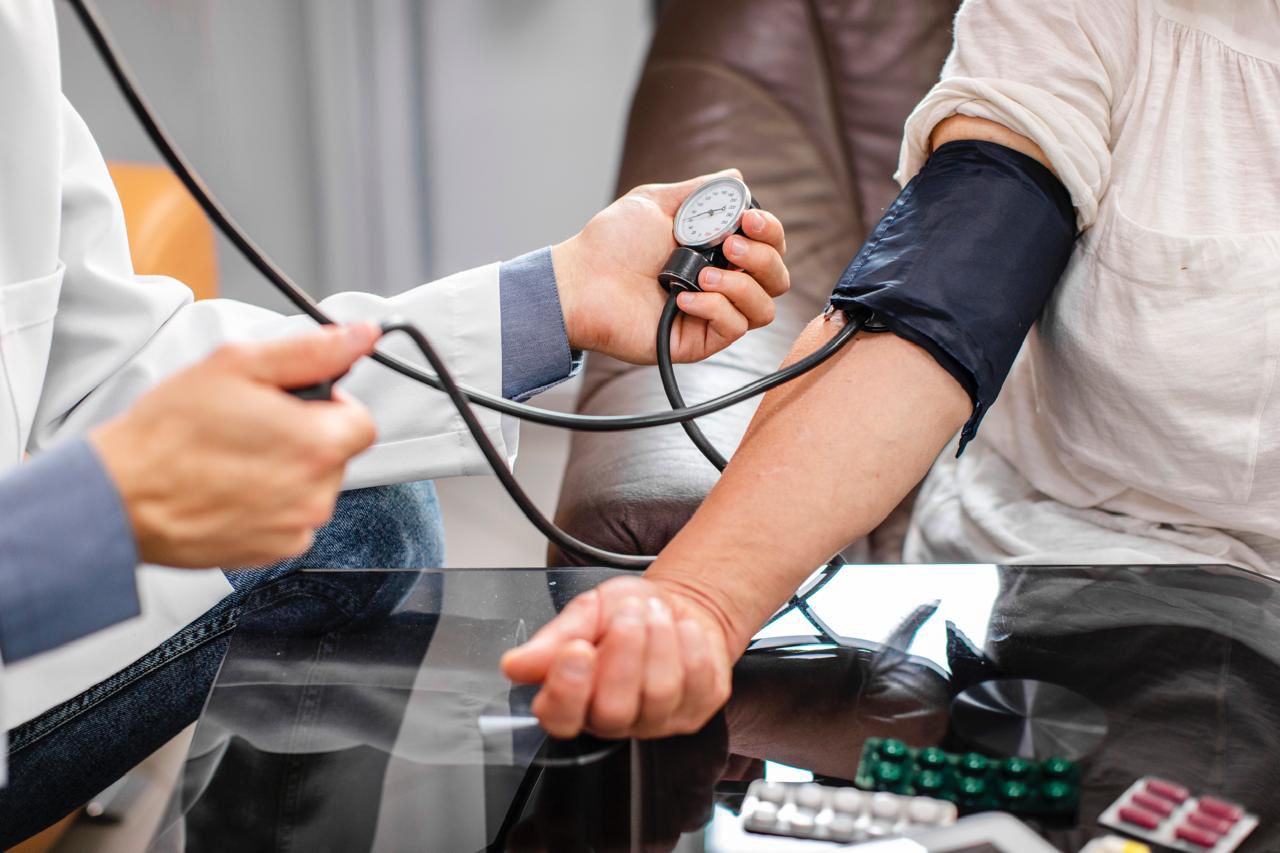Novos parâmetros estabelecem 12 por 8 como pressão alta; cardiologista do Imot explica o que muda