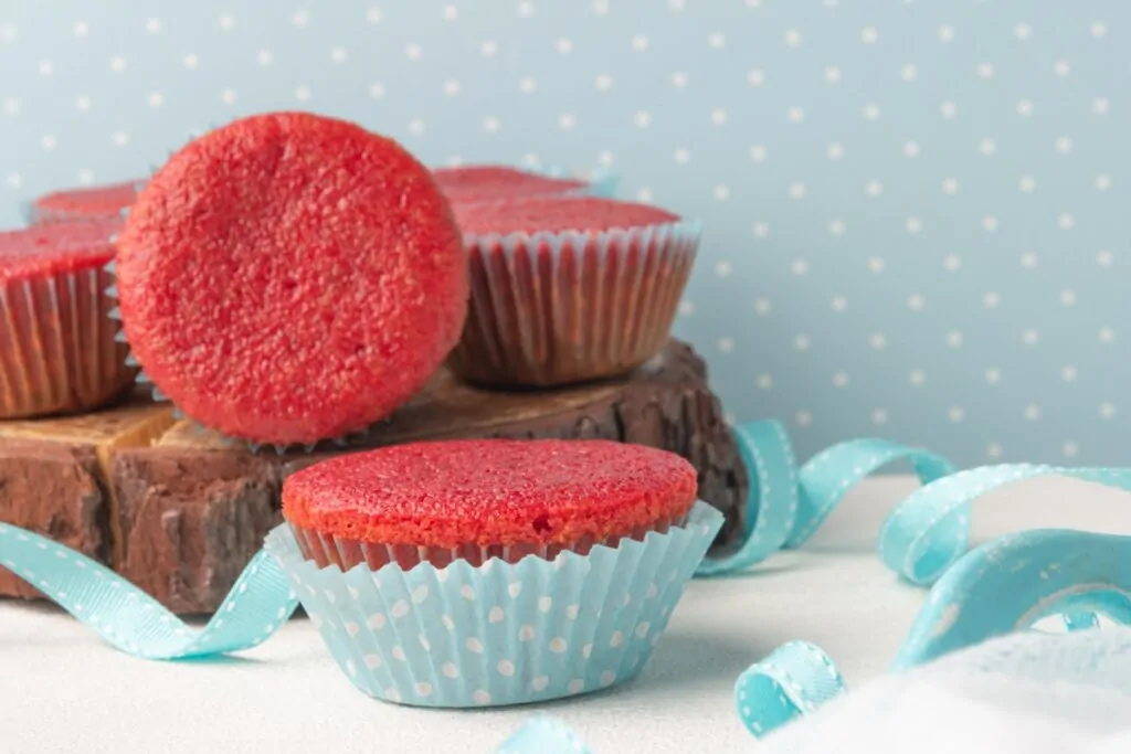 Dois cupcakes de beterraba em forminha de papel azul-claro
