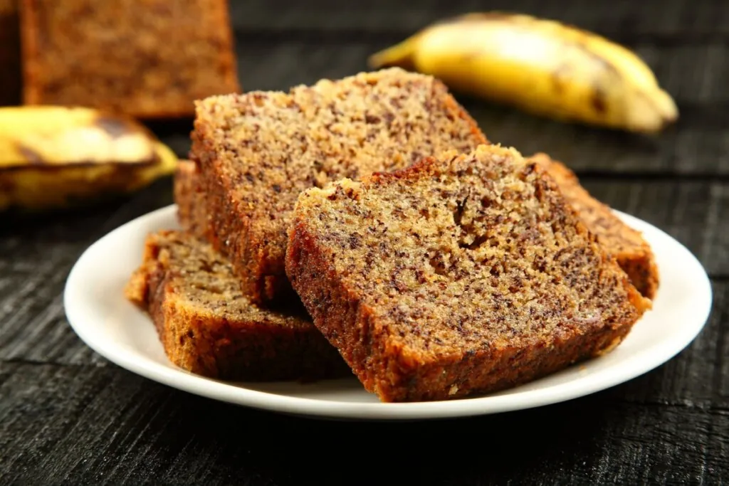 Pedaços de bolo de banana com canela em um prato branco
