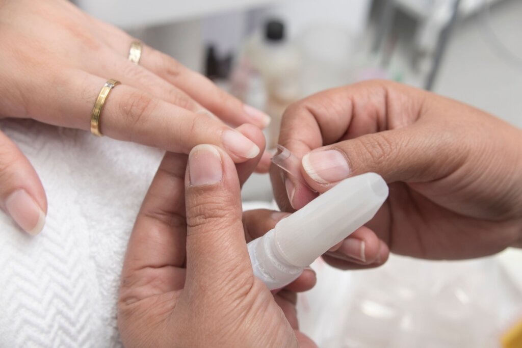 7 riscos de roer as unhas e como parar com esse hábito
