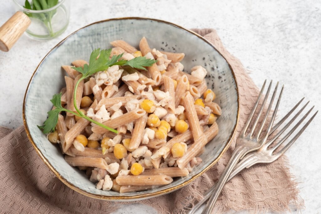 Prato com Macarrão integral com grão-de-bico e frango 