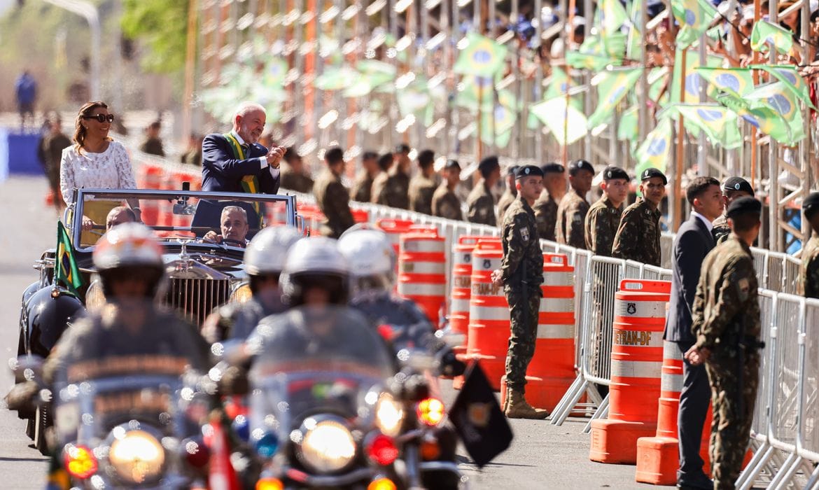 Em Brasília, público acompanha desfile cívico-militar aos gritos de “sem anistia”