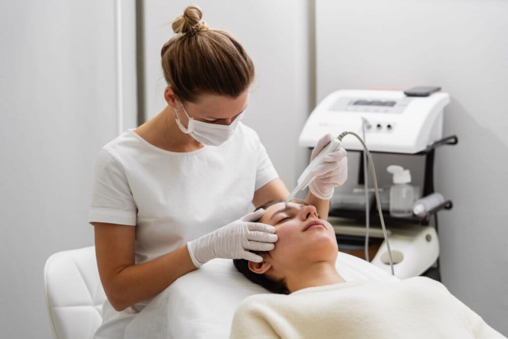 Mulher fazendo tratamento de pele em clínica de estética