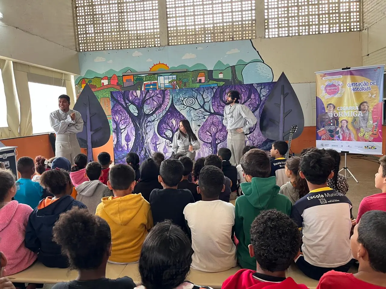 Projeto Circuito das Artes leva espetáculo “A Cigarra e a Formiga” para alunos de Mogi