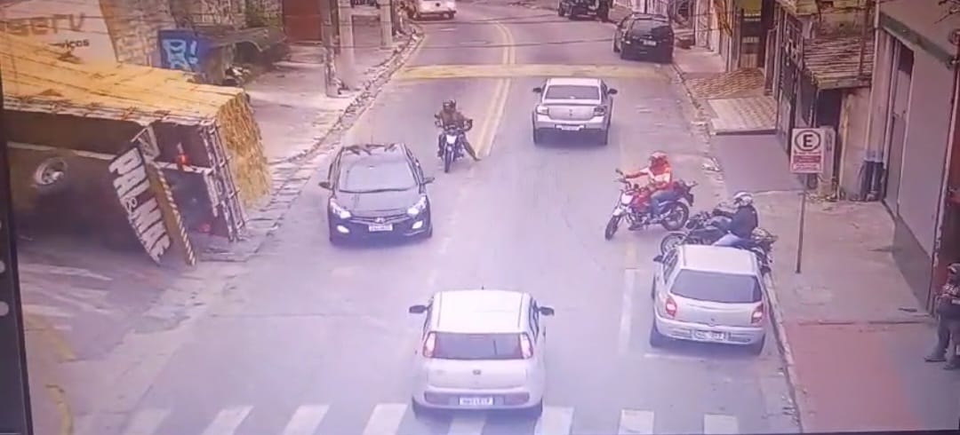 Caminhão carregado com madeira tomba ao acessar cruzamento em Ferraz