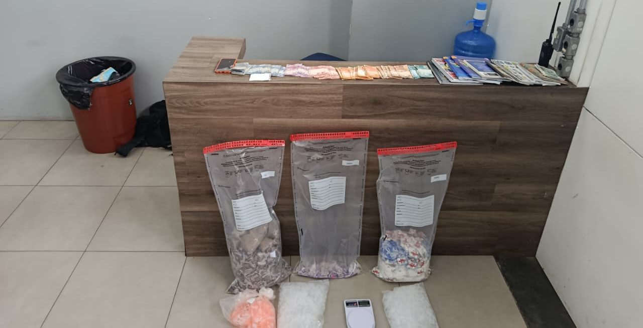 PM prende mulher suspeita de comandar distribuição de drogas em Mogi e Itaquá