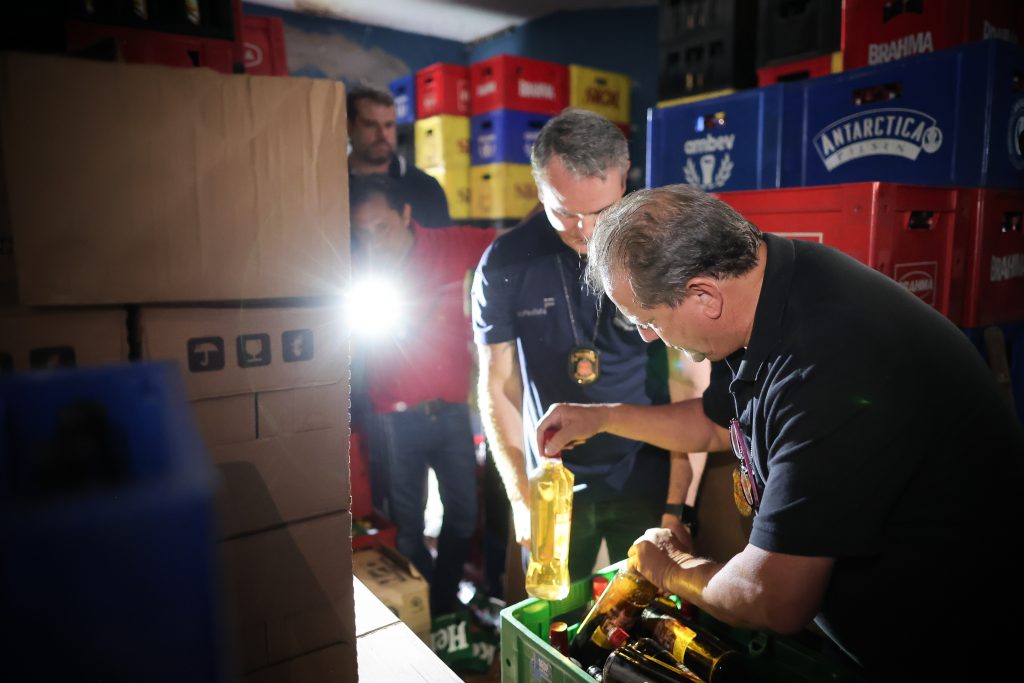 Estabelecimentos suspeitos de venderem bebidas com metanol são interditados em SP