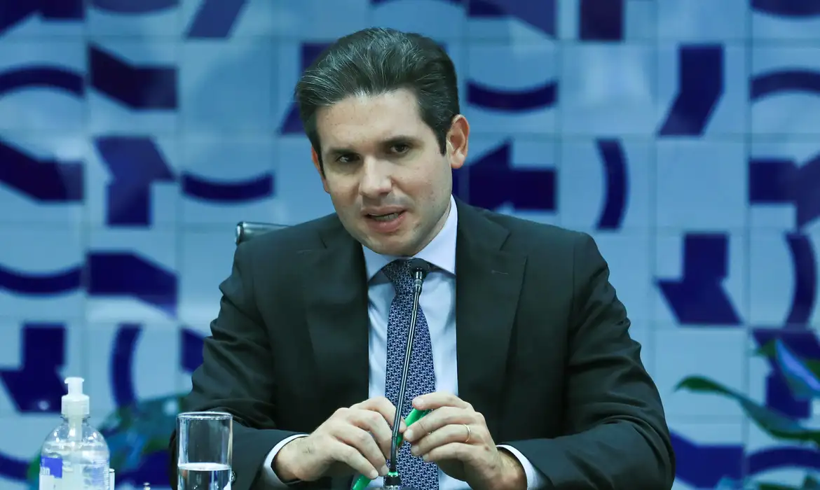 Hugo Motta confirma para hoje votação de isenção do Imposto de Renda
